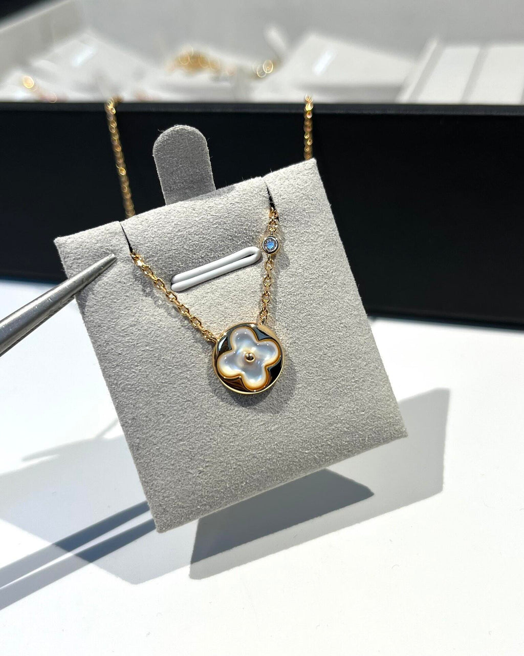 Louis Vuitton Single Flower Circular Necklace - album image 4