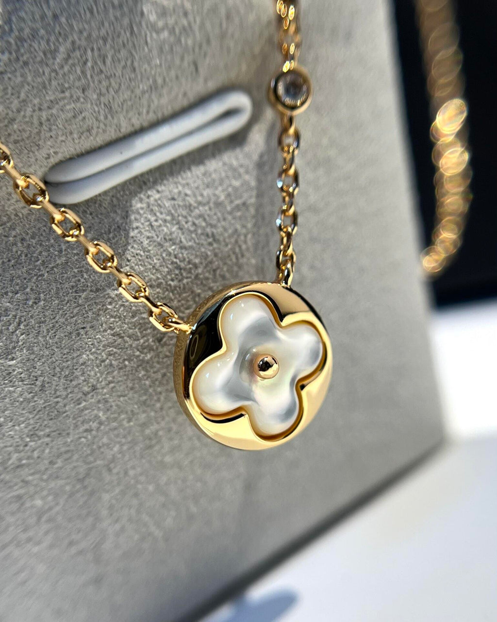 Louis Vuitton Single Flower Circular Necklace - album image 7
