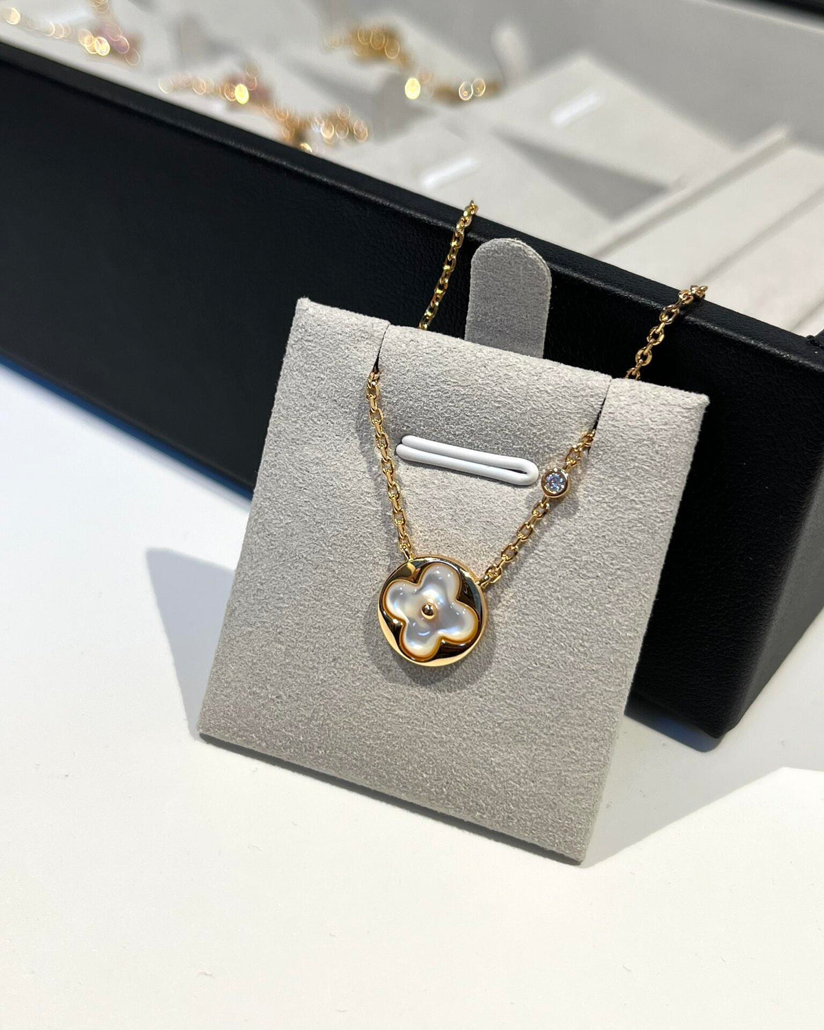 Louis Vuitton Single Flower Circular Necklace - album image 5