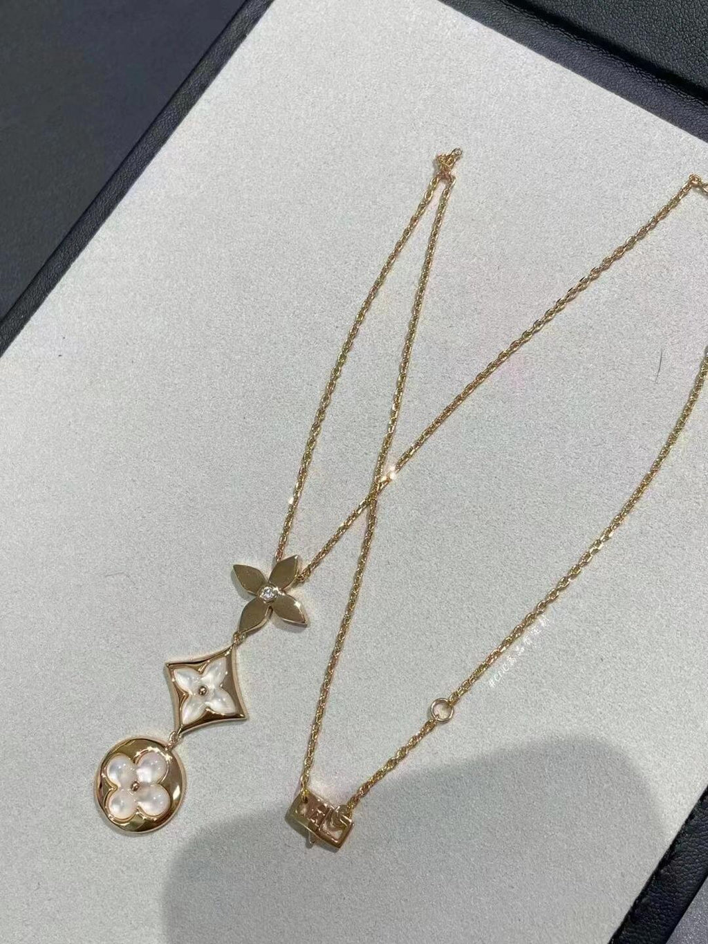 Louis Vuitton Color Blossom White Three-Flower Necklace - album image 5