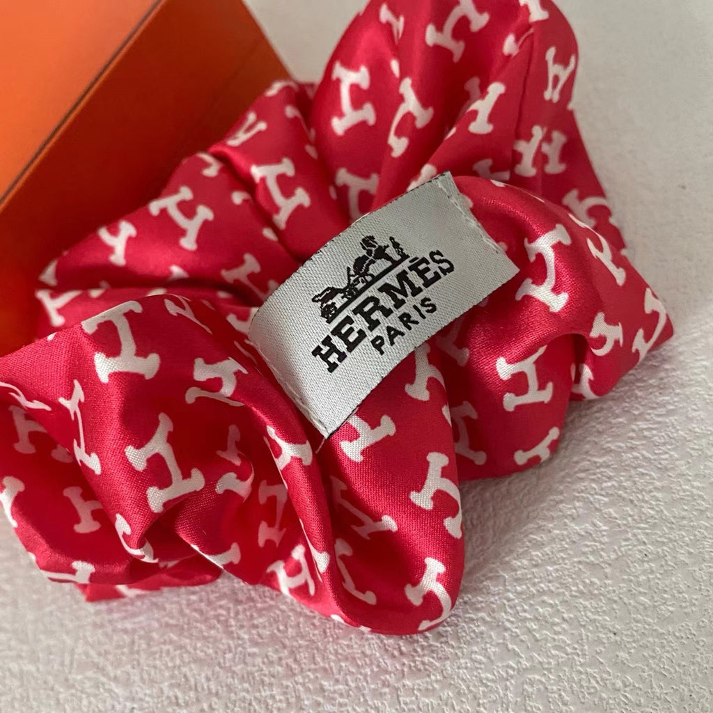 Hermès Red and White Patterned Hair Scrunchie - album image 1