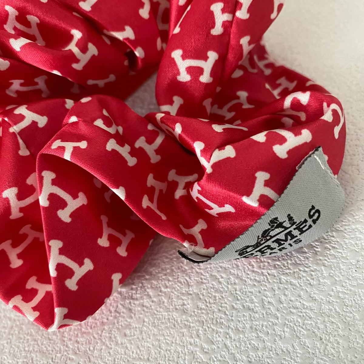 Hermès Red and White Patterned Hair Scrunchie - album image 4