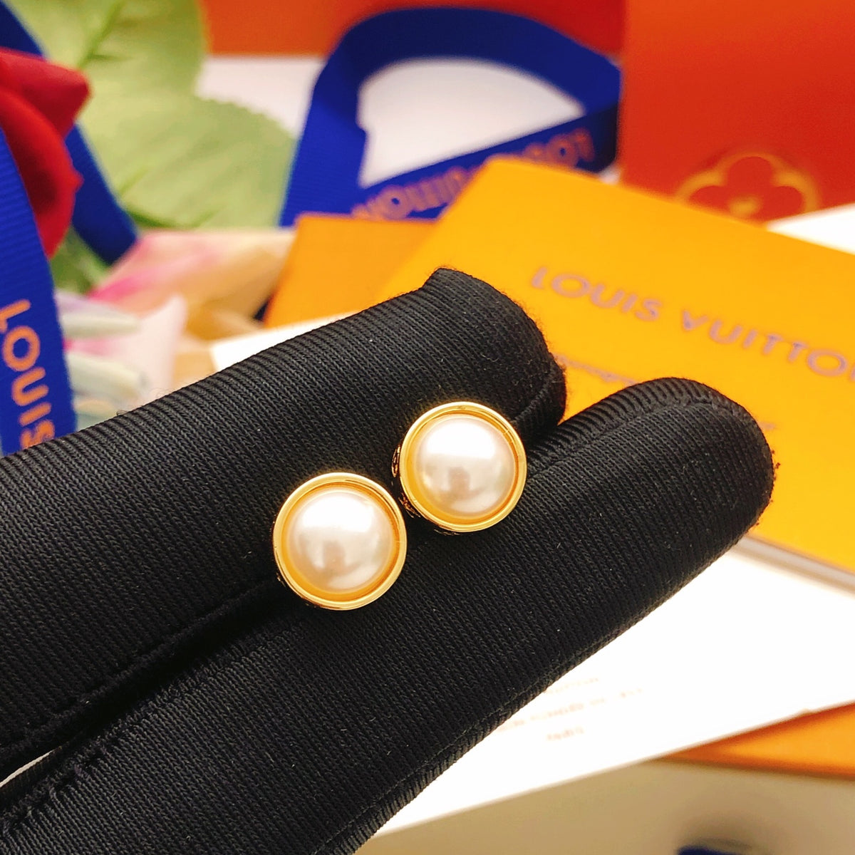 Louis Vuitton Pearl Circular Earrings - album image 4