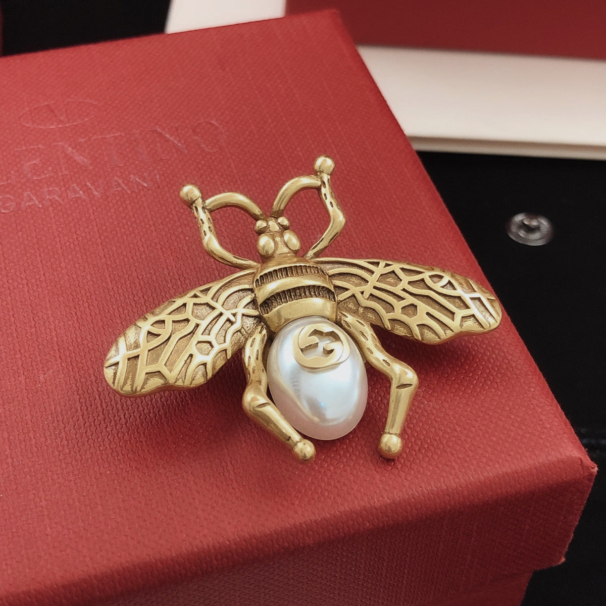 Gucci Gold-Tone Bee and Pearl Brooch - album image 4
