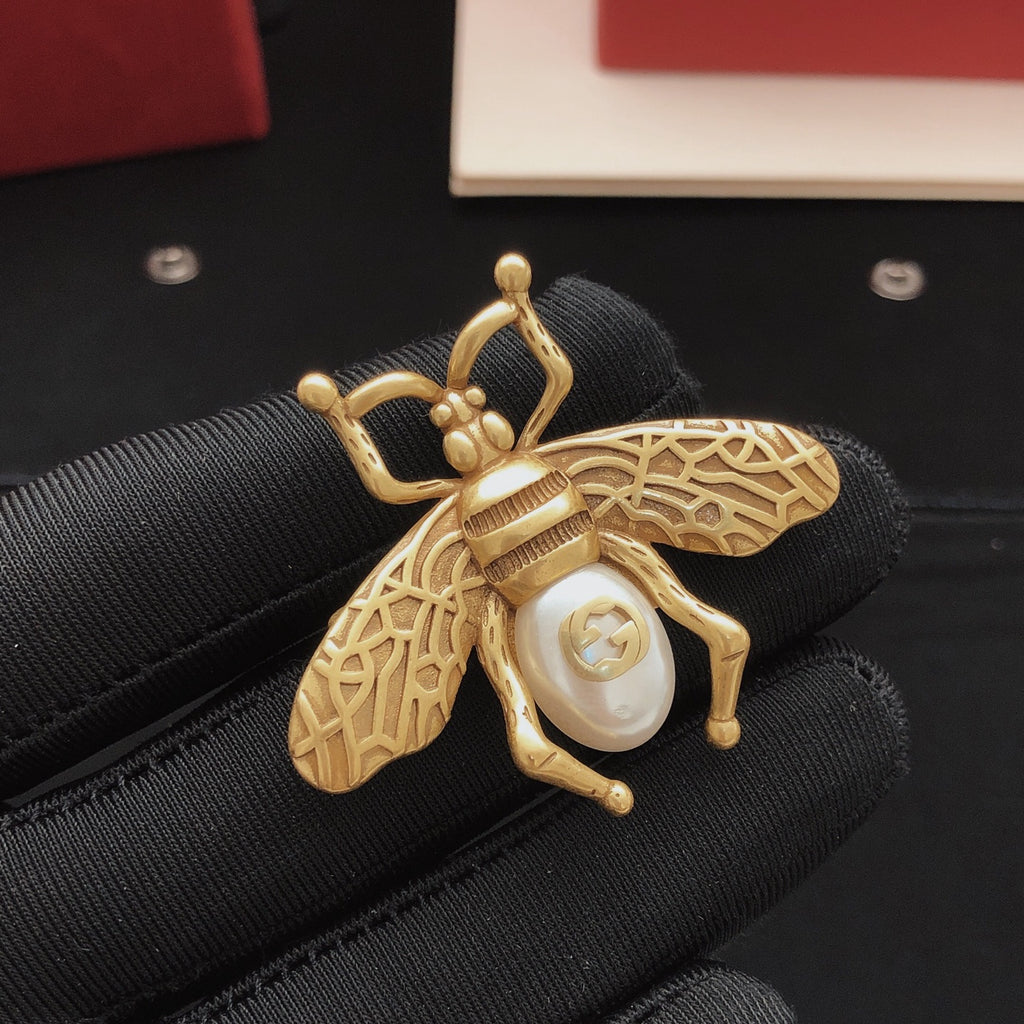 Gucci Gold-Tone Bee and Pearl Brooch - album image 2