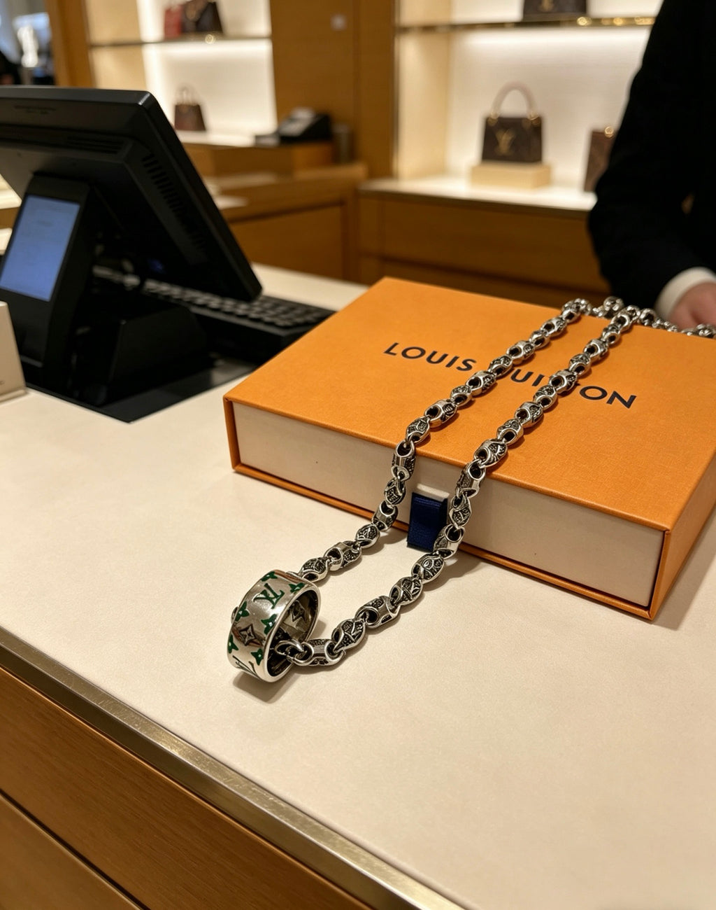 Louis Vuitton Silver-Tone Antiqued Chain Necklace - album image 8