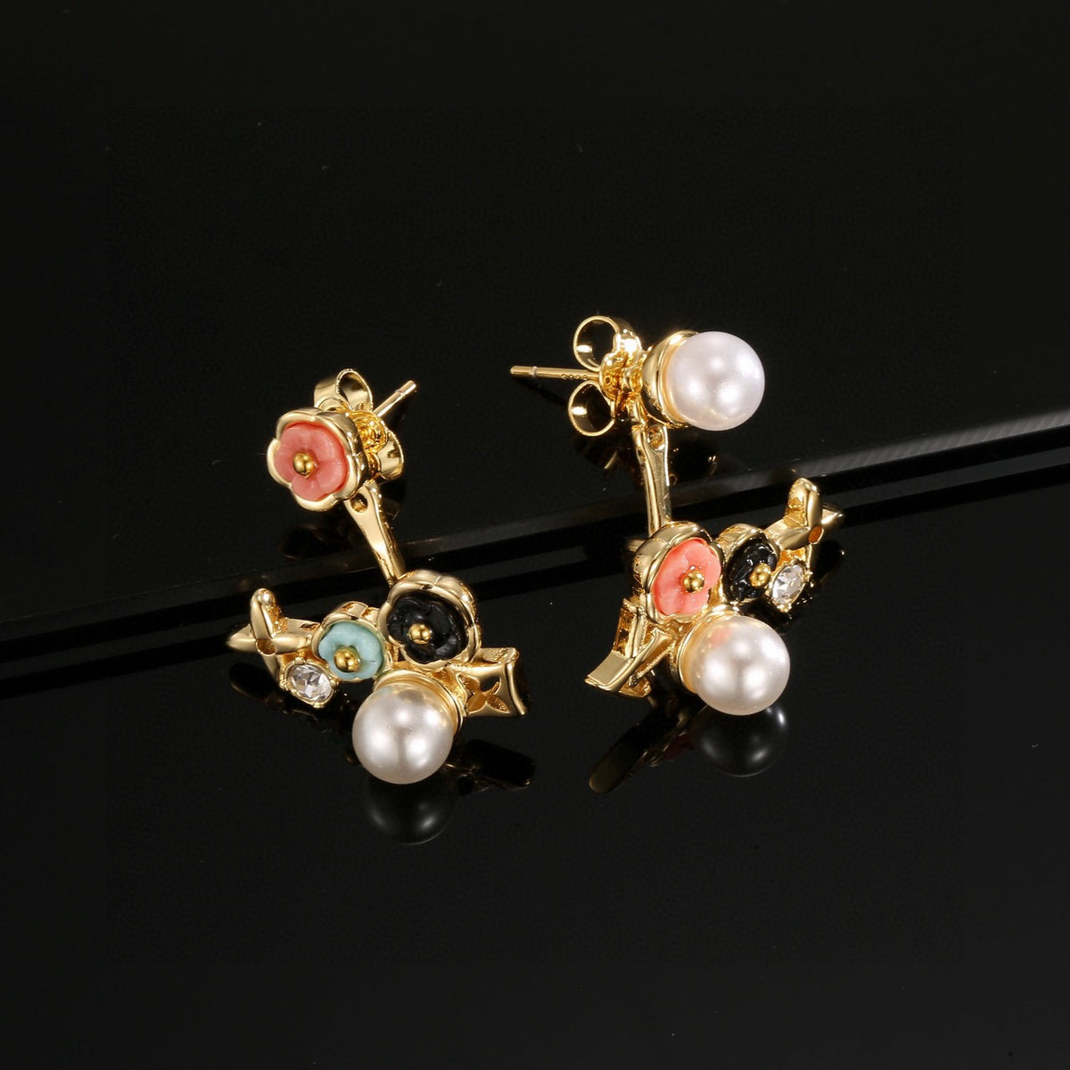 Louis Vuitton Asymmetric Clover Flower Stud Earrings - album image 4