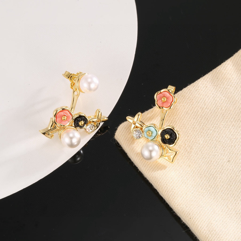 Louis Vuitton Asymmetric Clover Flower Stud Earrings - album image 8