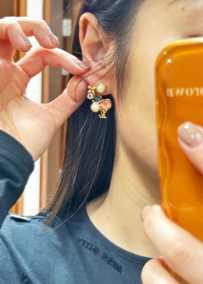 Louis Vuitton Asymmetric Clover Flower Stud Earrings - album image 3