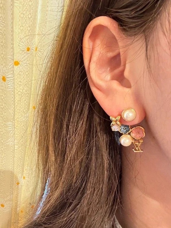 Louis Vuitton Asymmetric Clover Flower Stud Earrings - album image 5