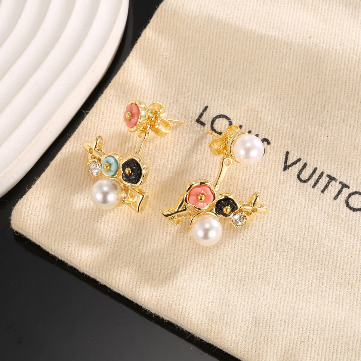 Louis Vuitton Asymmetric Clover Flower Stud Earrings - album image 2