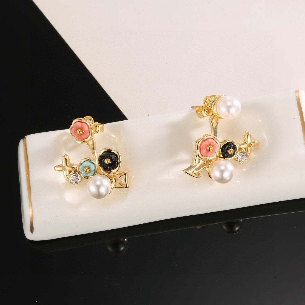 Louis Vuitton Asymmetric Clover Flower Stud Earrings - album image 6