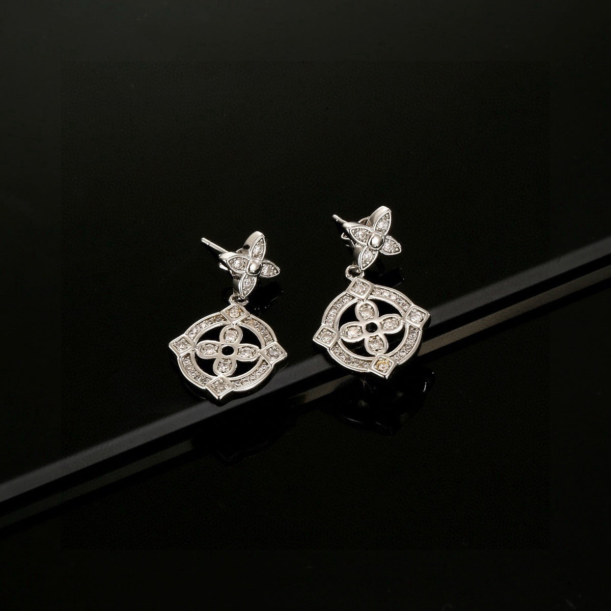Louis Vuitton Iconic Flower Monogram Earrings - album image 4