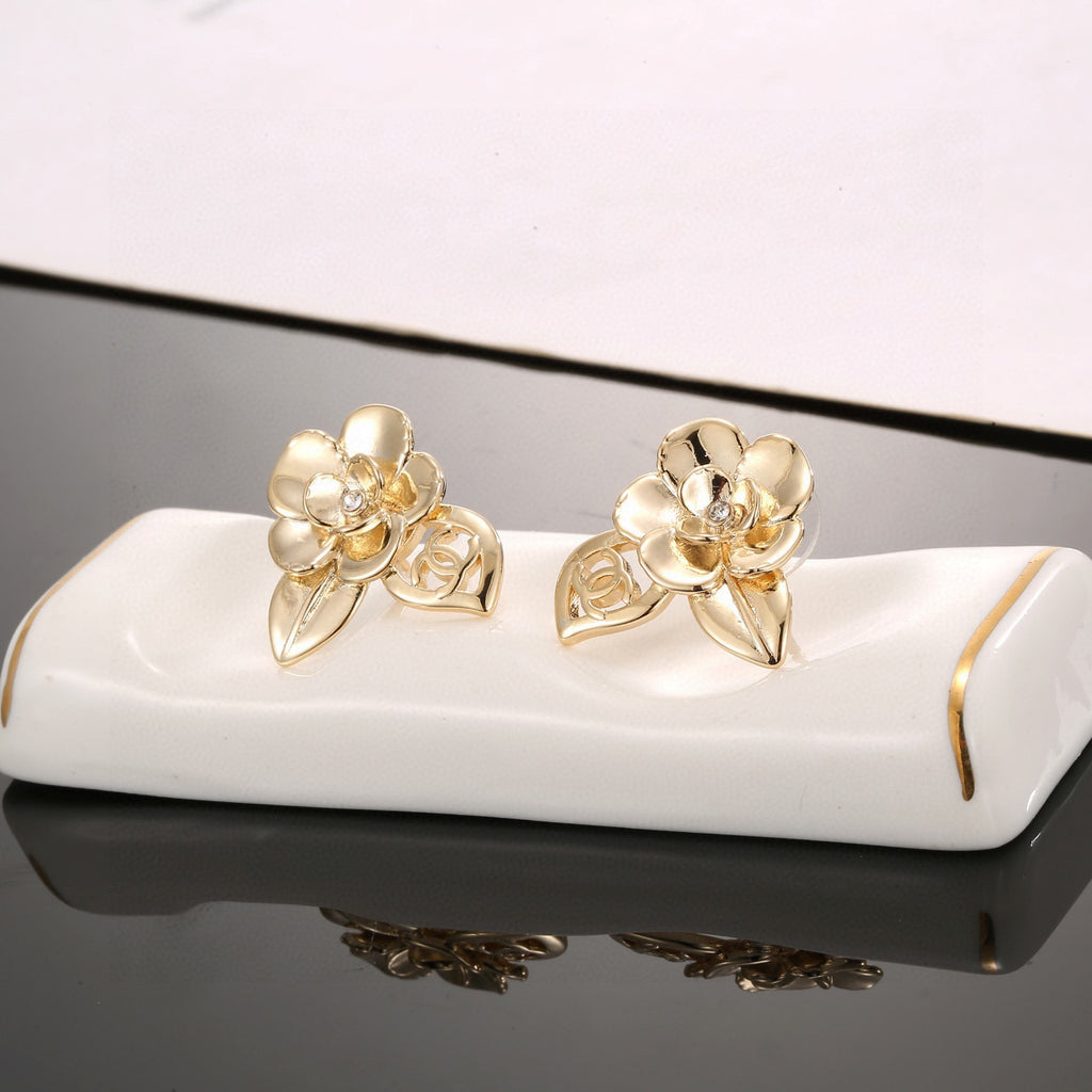 Chanel Interlocking C Camellia Resin Gold-Tone Stud Earrings - album image 4