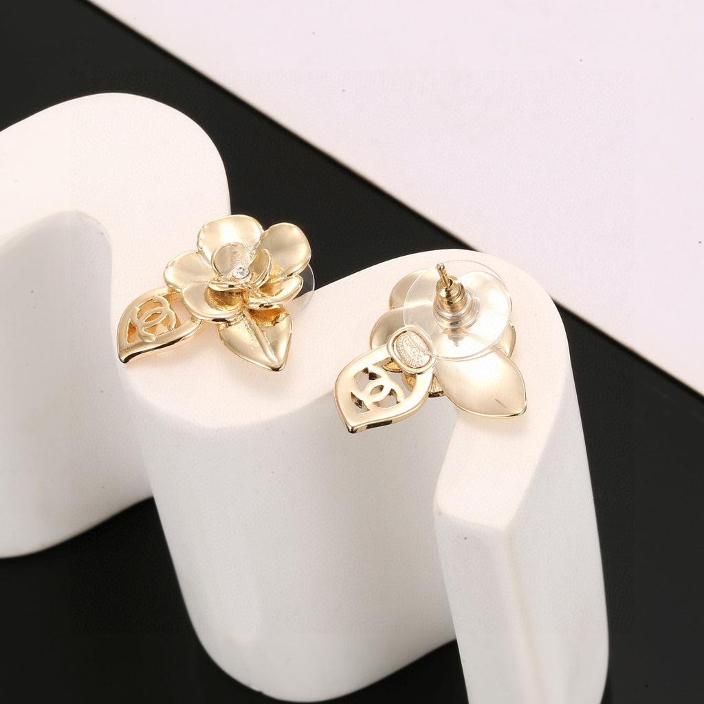Chanel Interlocking C Camellia Resin Gold-Tone Stud Earrings - album image 5