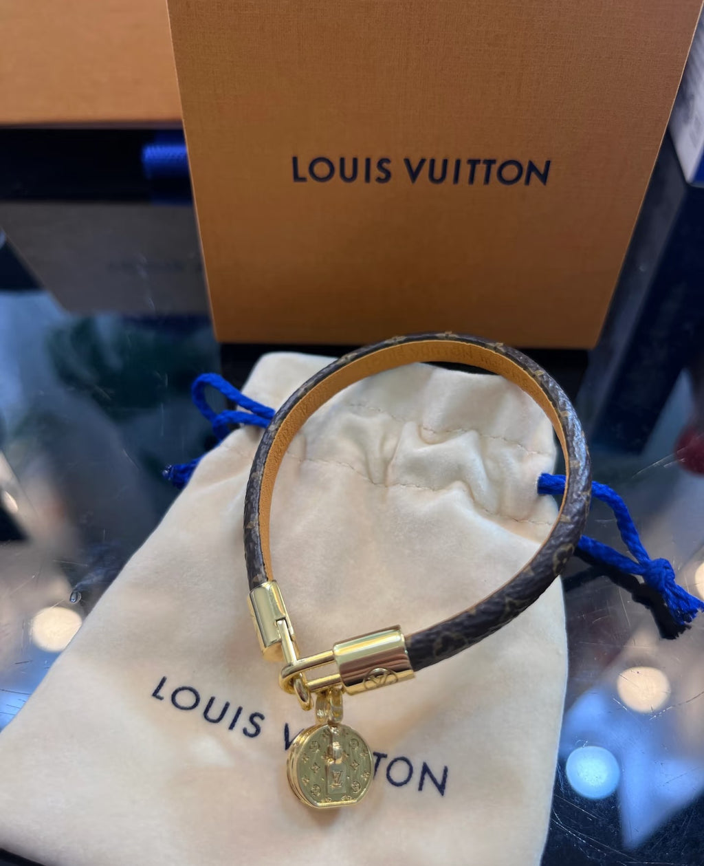 Louis Vuitton Circle Gold-Tone Leather Bangle - album image 9