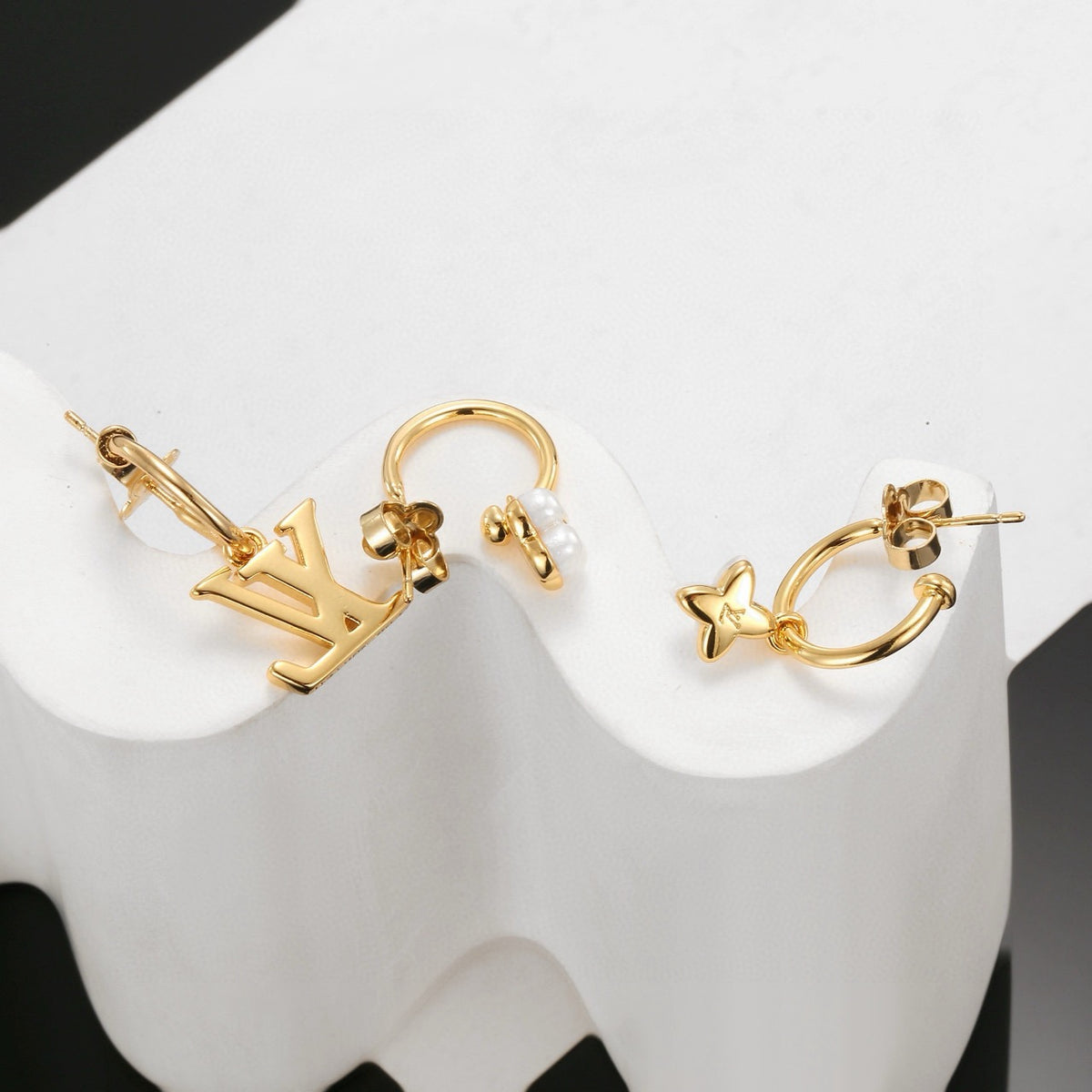 Louis Vuitton Clover LV Letter Earring Set - album image 8