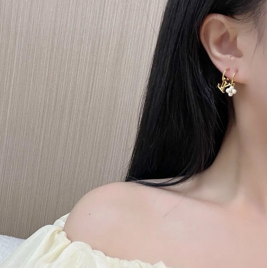 Louis Vuitton Clover LV Letter Earring Set - album image 6