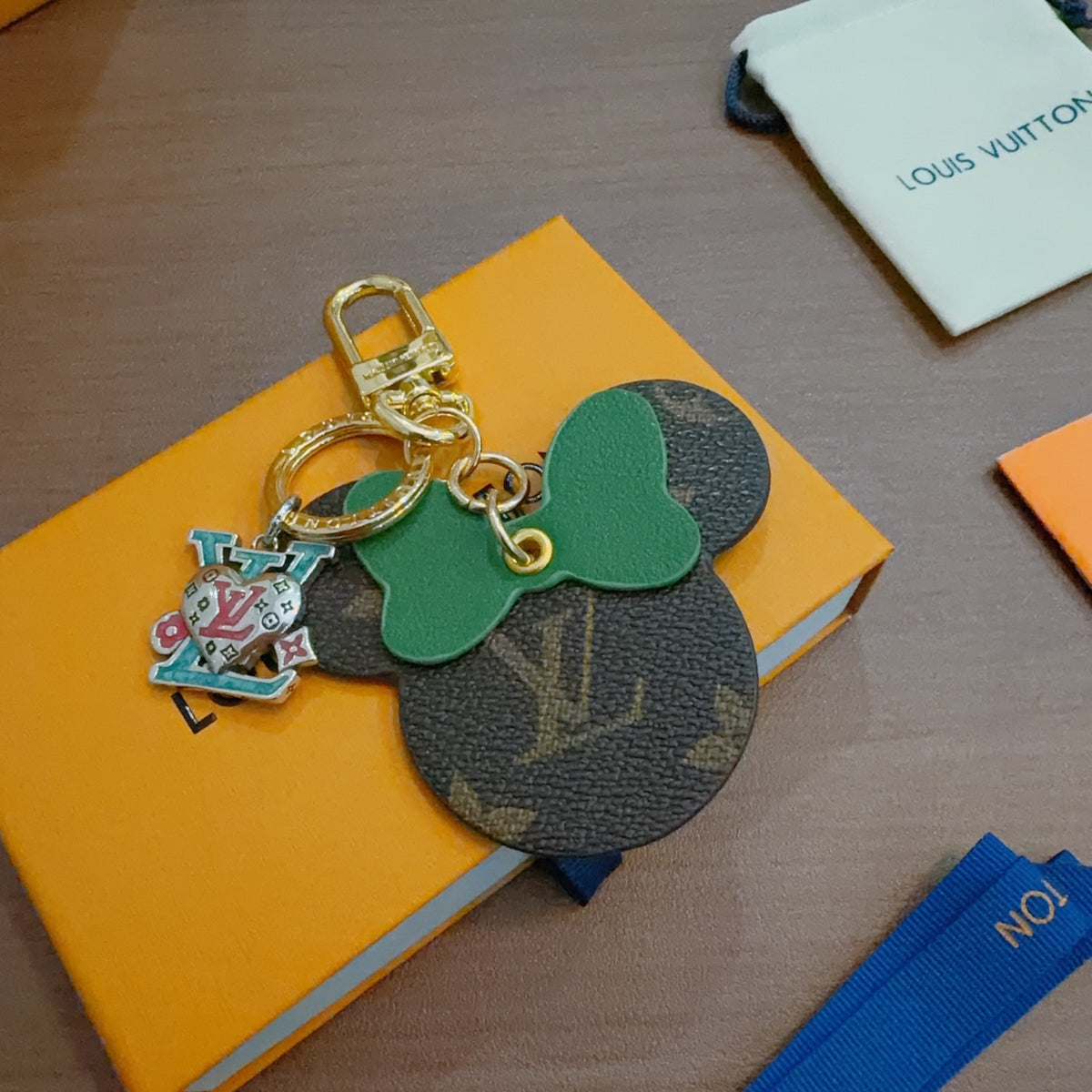 Louis Vuitton Green Flower and Monogram Disc Keychain - album image 5