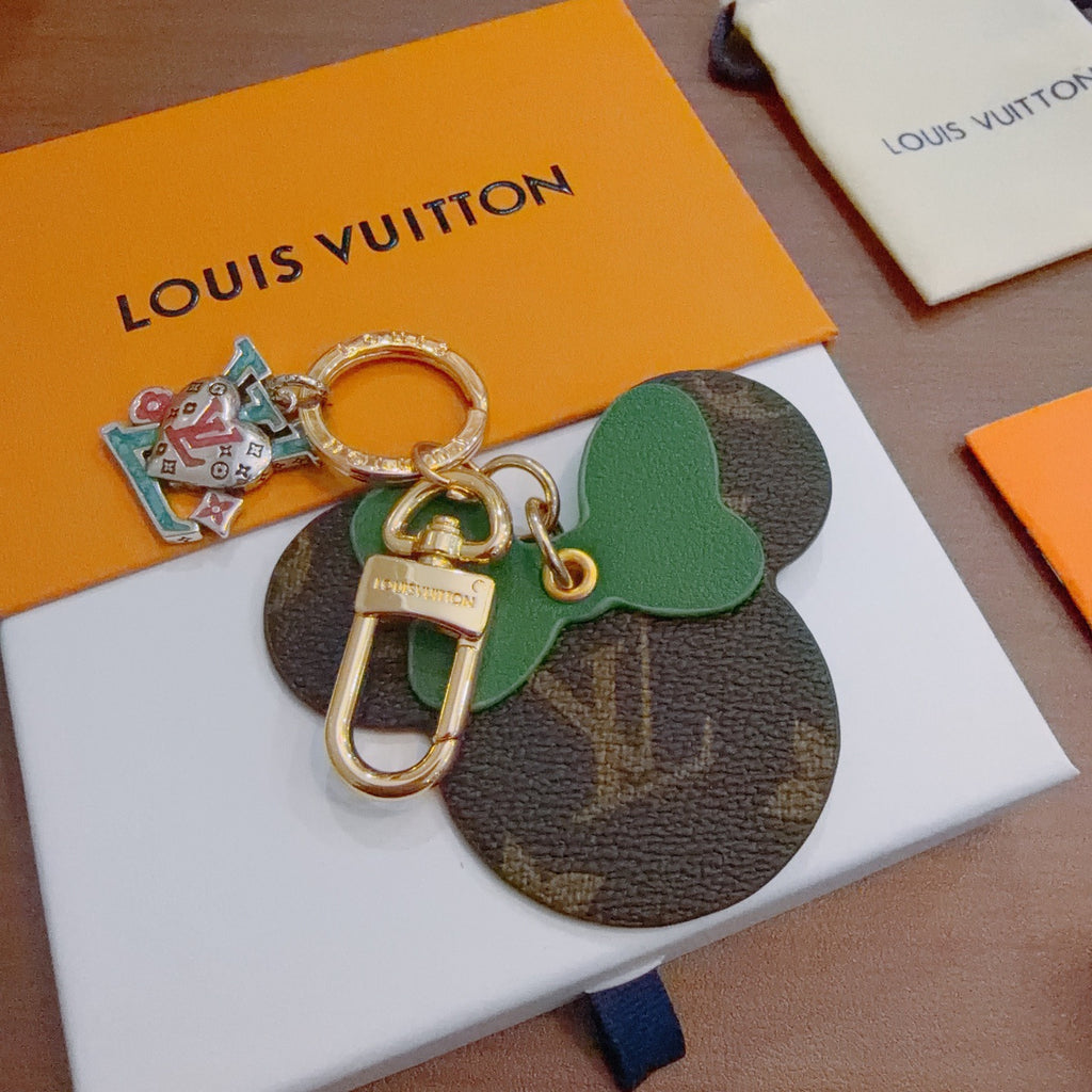 Louis Vuitton Green Flower and Monogram Disc Keychain - album image 4
