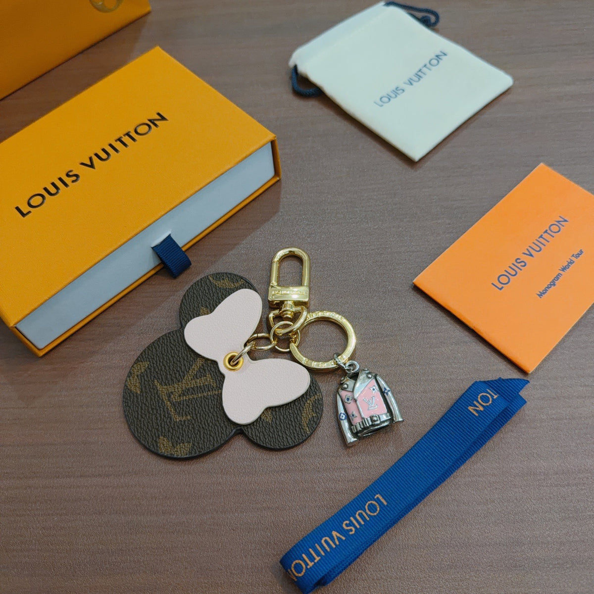 Louis Vuitton White Flower and Monogram Disc Keychain - album image 3