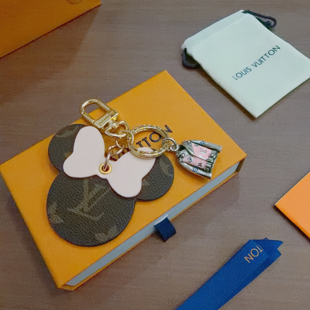 Louis Vuitton White Flower and Monogram Disc Keychain - album image 5