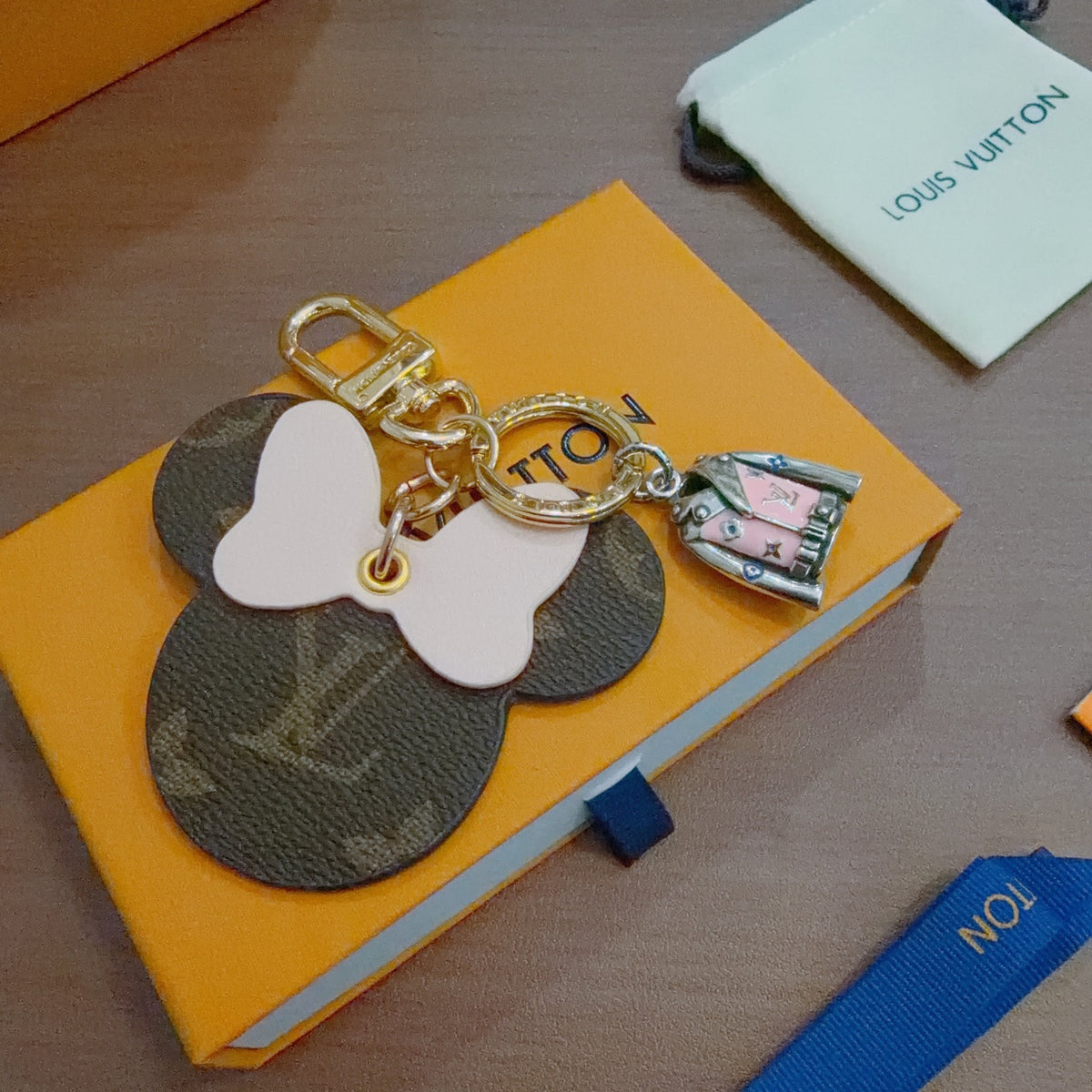 Louis Vuitton White Flower and Monogram Disc Keychain - album image 6