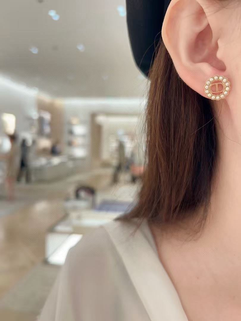 Dior Floral Pearl-Look Cluster Stud Earrings - product image 9