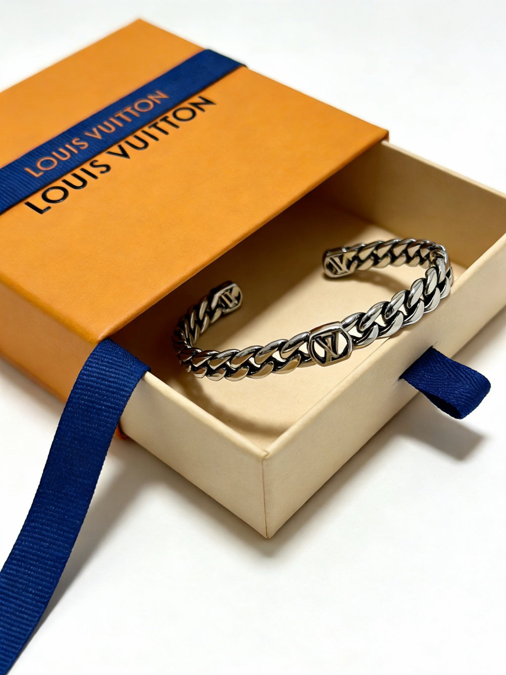 Louis Vuitton Silver-Tone Open Antiqued Chain Bracelet - album image 4
