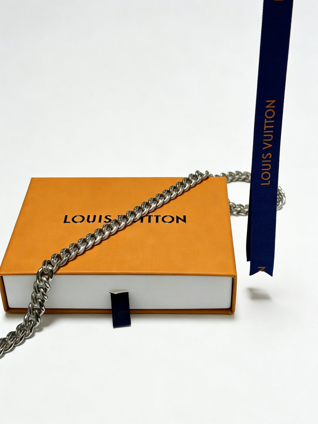 Louis Vuitton Silver-Tone Antiqued Chain Necklace - album image 4