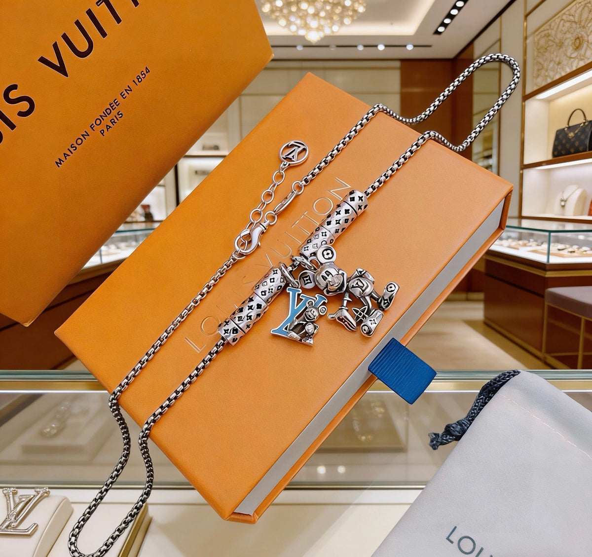 Louis Vuitton Silver-Tone Antiqued Chain Necklace - album image 4