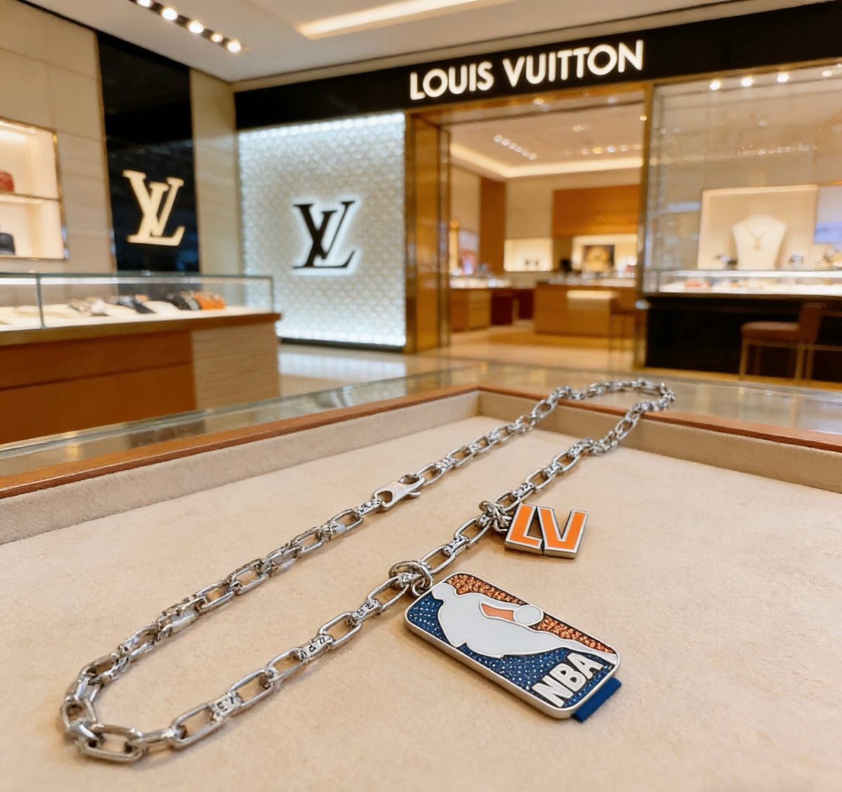 Louis Vuitton Silver-Tone Antiqued Chain Necklace - album image 3