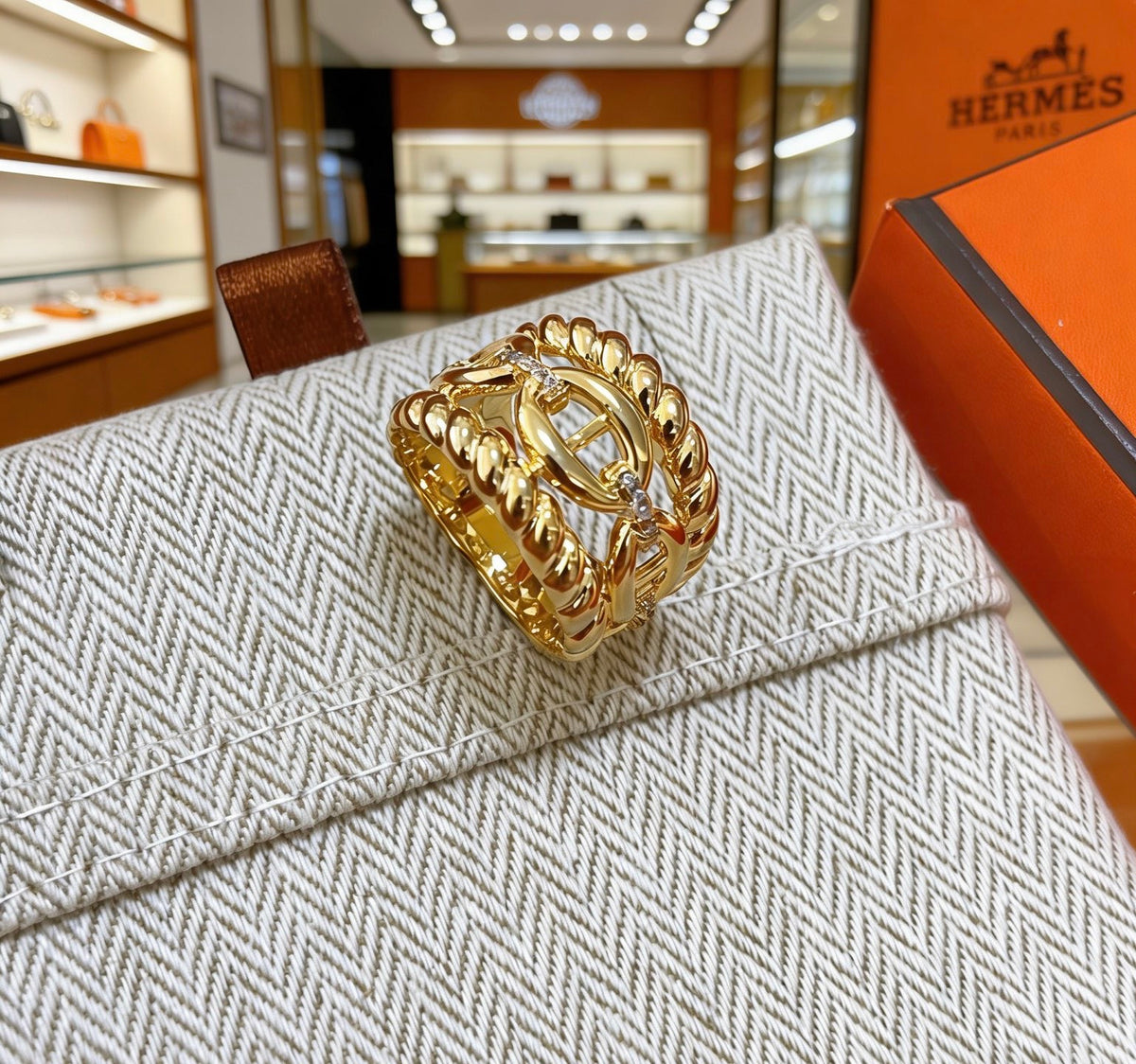 Hermès Gold-Tone Wide Textured Anchor-Link Ring - album image 4