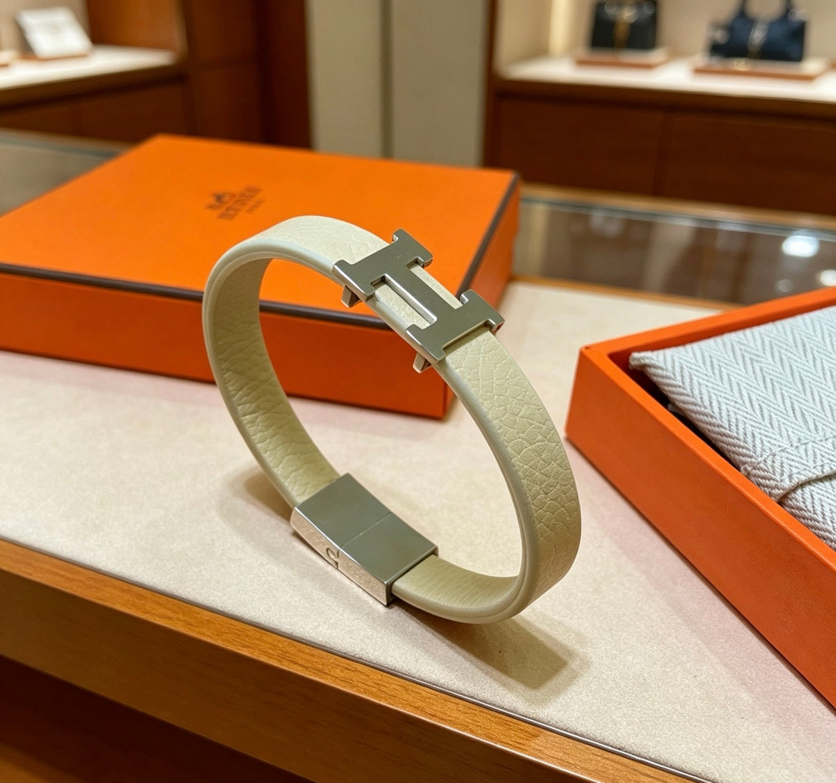 Hermès White Leather Silver-Tone H Bracelet - album image 6