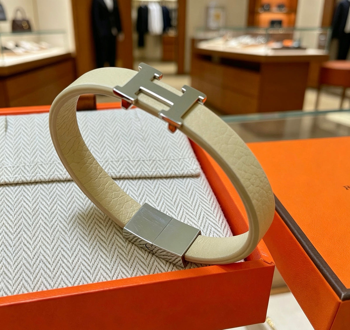 Hermès White Leather Silver-Tone H Bracelet - album image 5