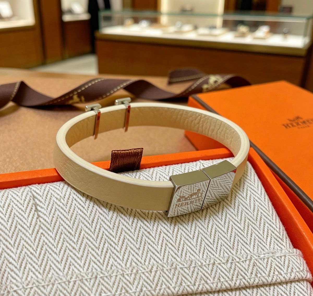 Hermès White Leather Silver-Tone H Bracelet - album image 9