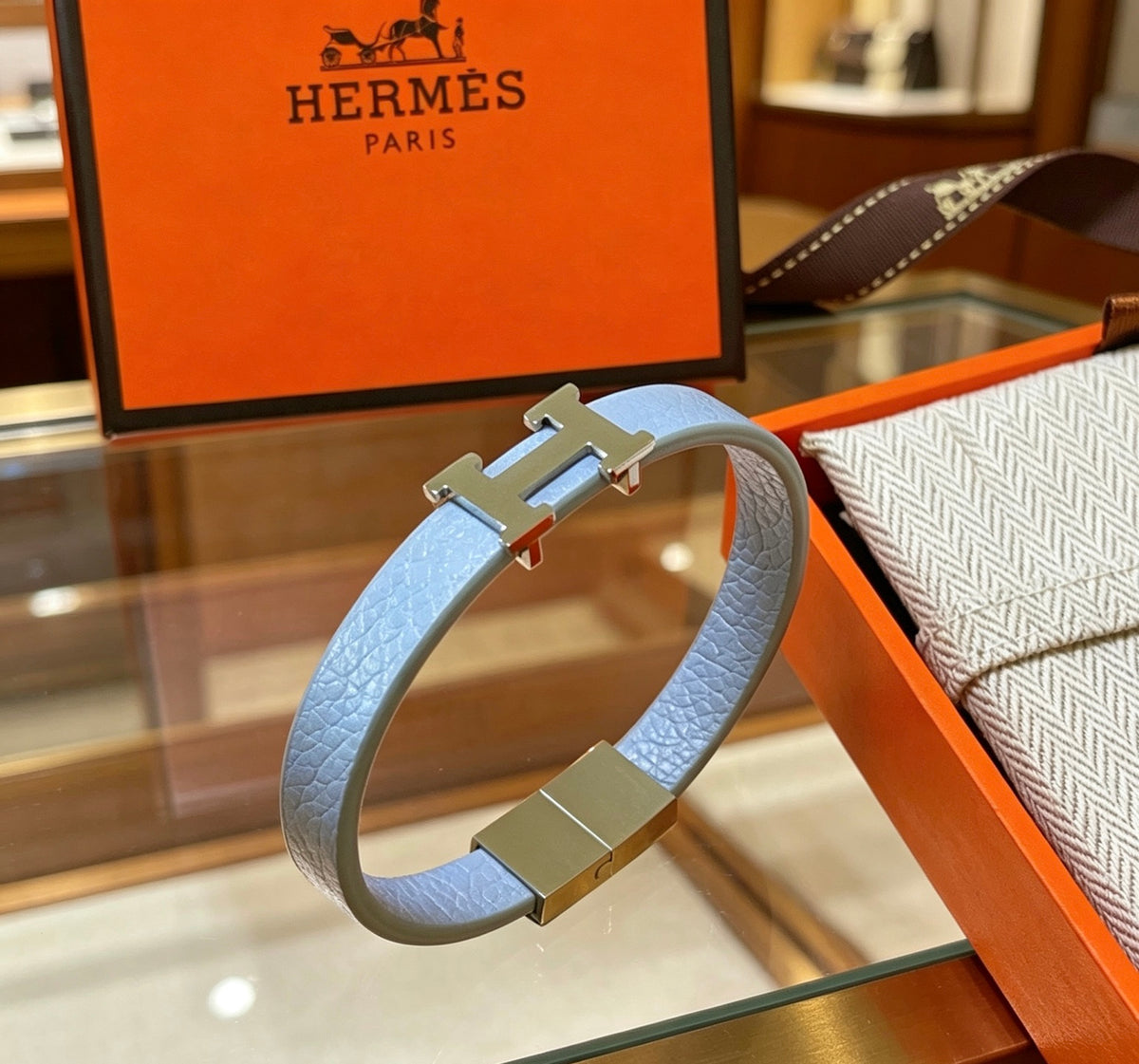 Hermès White Leather Silver-Tone H Bracelet - album image 8