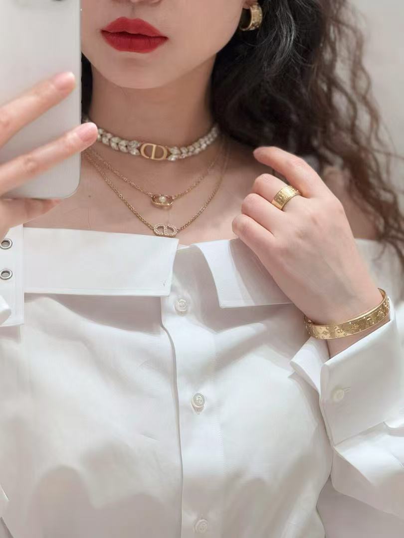 Dior Gold-Tone Overlapping Circle Necklace - product image 9