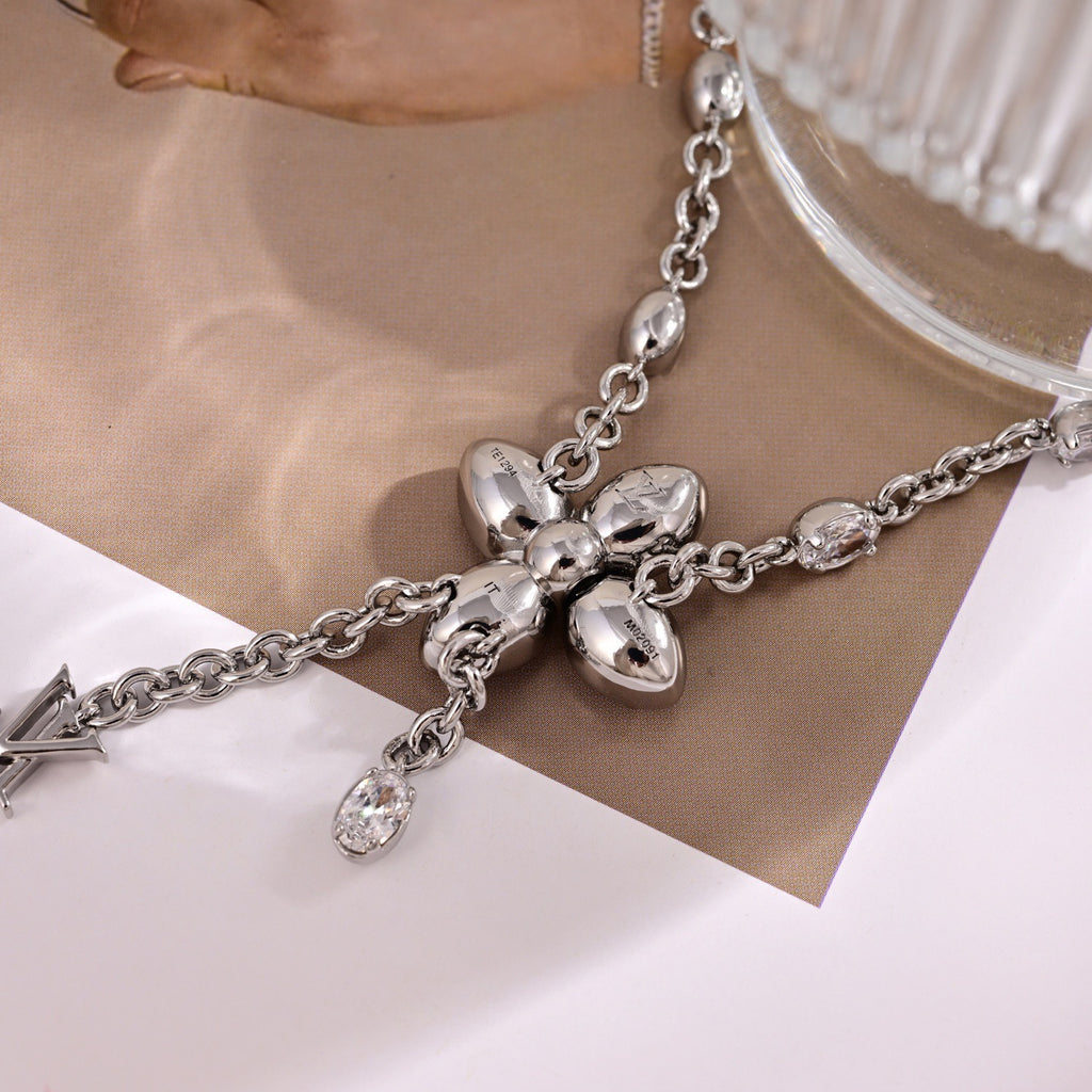 Louis Vuitton Clover Necklace - album image 2