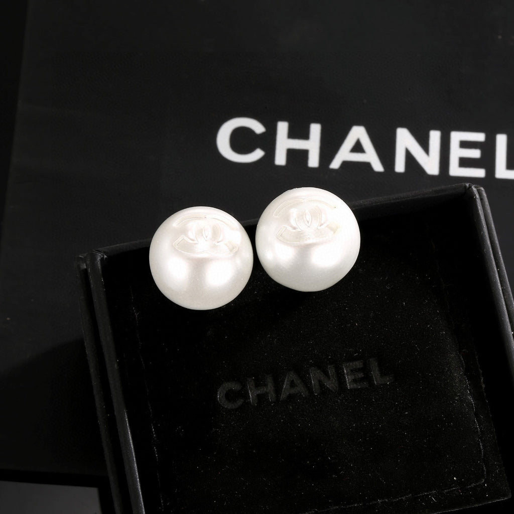 Chanel Interlocking C Resin White Circular Earrings - album image 5