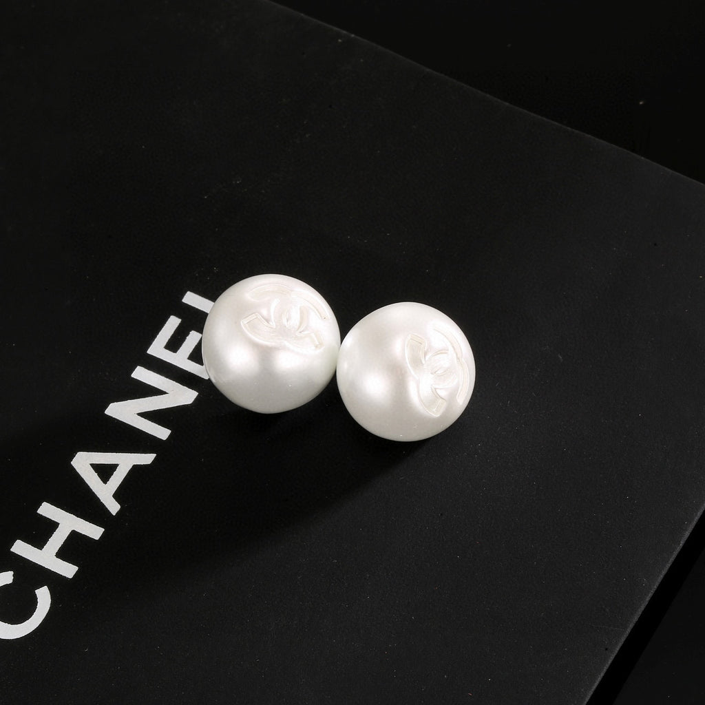 Chanel Interlocking C Resin White Circular Earrings - album image 2