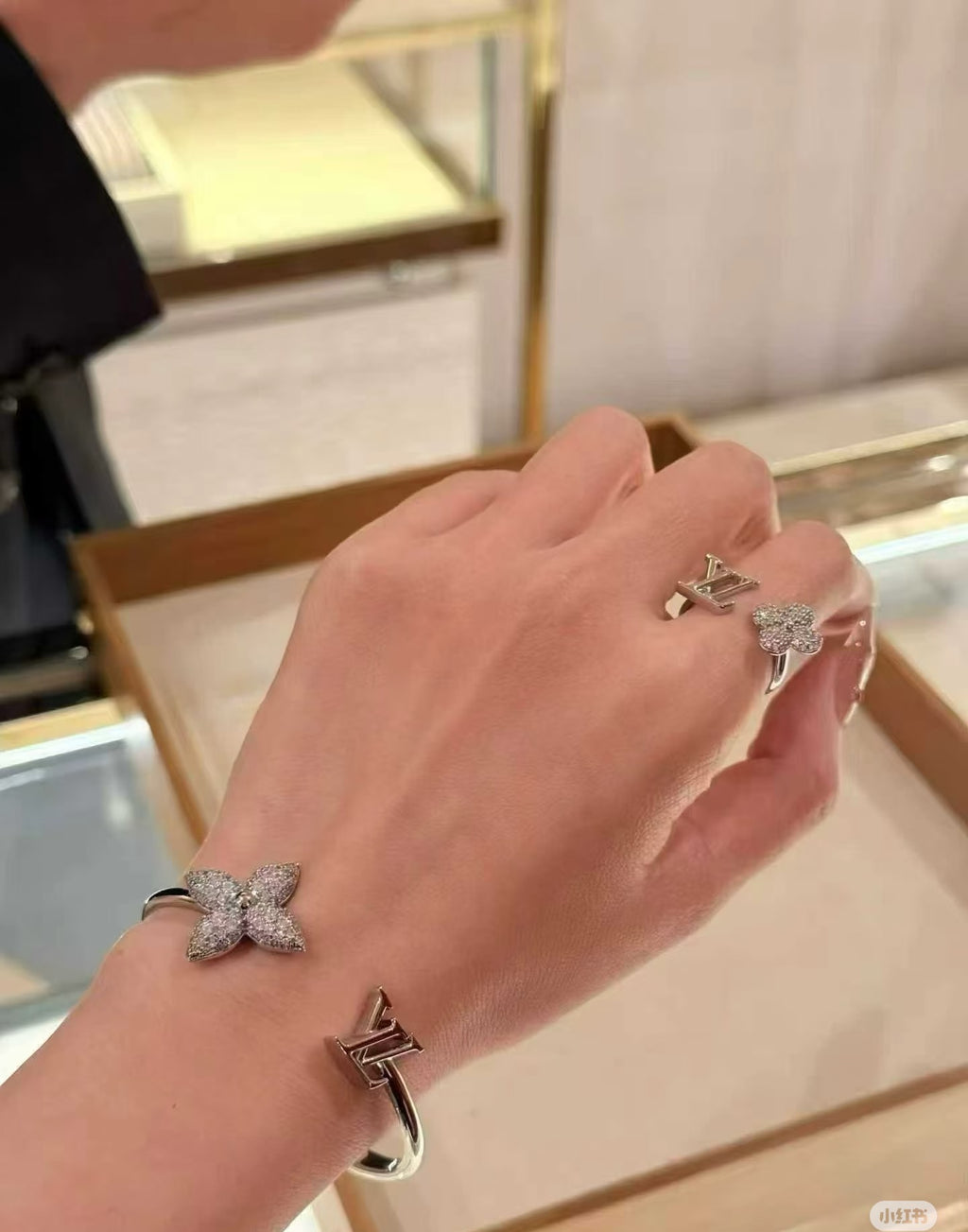 Louis Vuitton Clover LV Letter Bangle - album image 9