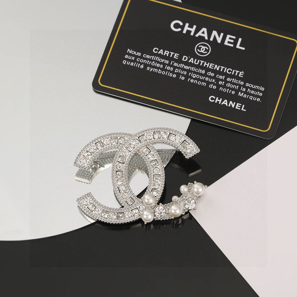 Chanel Interlocking C Pearl Brooch - album image 4