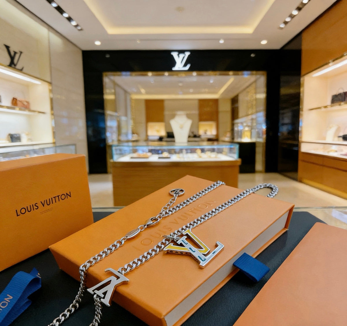 Louis Vuitton Silver-Tone Antiqued Chain Necklace - album image 6