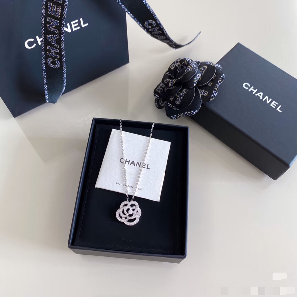 Chanel Camellia Openwork Necklace - album image 4